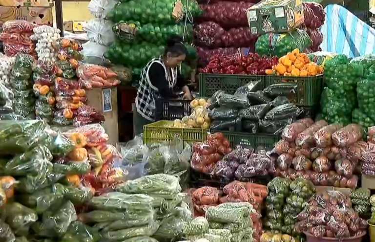 Comerciantes de mercados en Quito temen pérdidas y piden salvoconductos por toque de queda