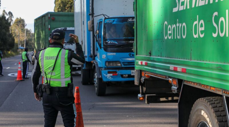 Municipio de Quito levanta restricción de transporte pesado en la Simón Bolívar y Ruta Viva durante el toque de queda