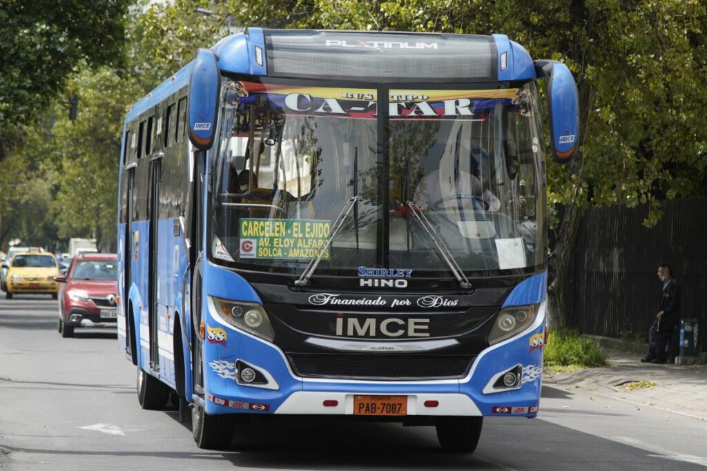 Noboa extiende por un mes más la compensación a transporte público