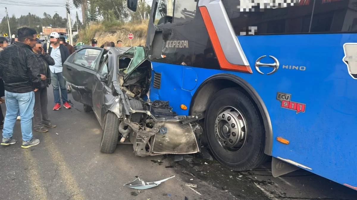 Tres muertos y cuatro heridos en siniestro de tránsito en la vía Ambato–Guaranda