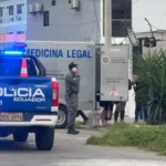 Policía ebrio choca patrullero contra conjunto residencial en Quito