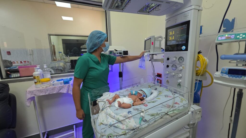 Hospitales de Santa Elena reciben 16 cunas neonatales