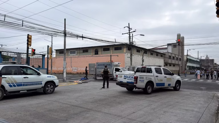 Hombre es asesinado a tiros frente a unidad educativa en sur de Guayaquil