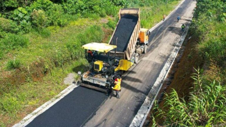 Cierre total de la vía E45 entre Narupa y Loreto por trabajos de asfaltado este viernes