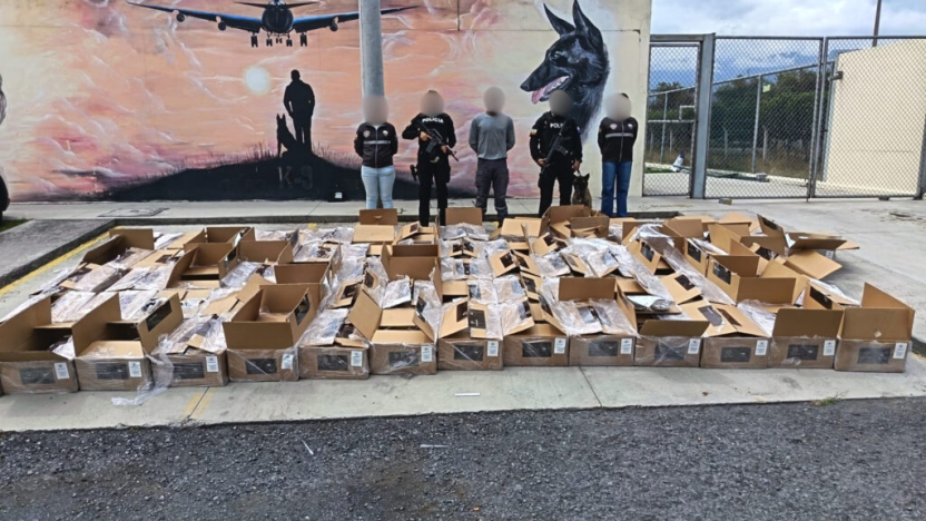 Decomisan 40 kilos de cocaína ocultos en cajas con doble fondo en el aeropuerto de Quito