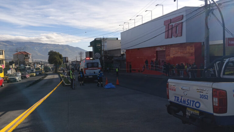 Quito: una persona muere atropellada en Caupicho