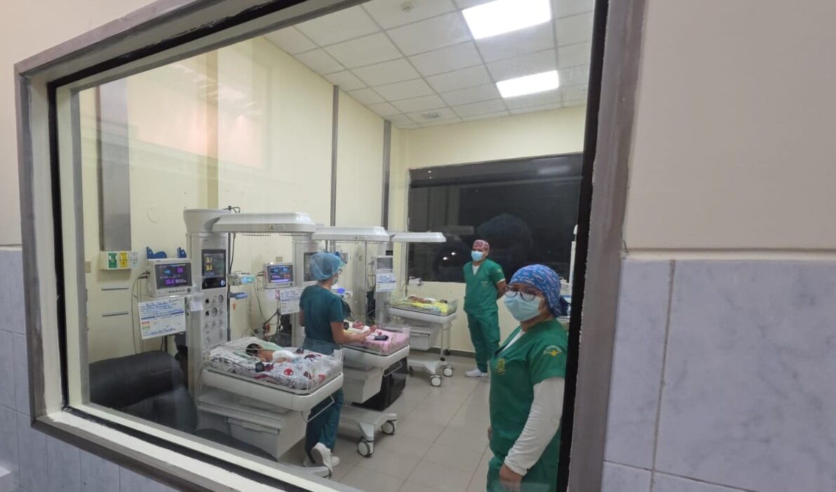 Hospitales de Santa Elena reciben 16 cunas neonatales