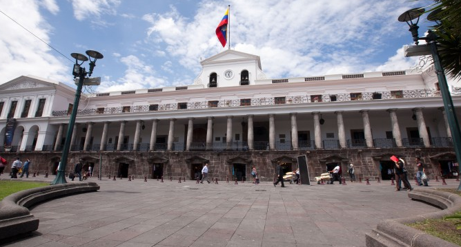Noboa oficializa salida de Ecuador del Sucre