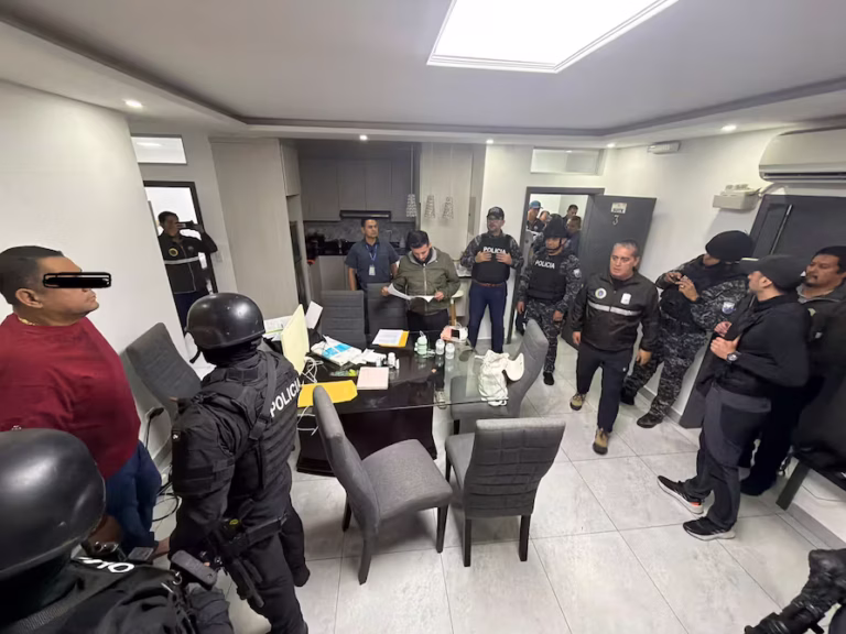 Allanan vivienda del alcalde de Esmeraldas, Vicko Villacís