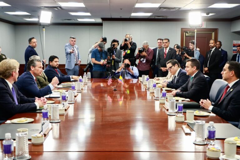 Noboa se reúne con Pete Hegseth en el Pentágono