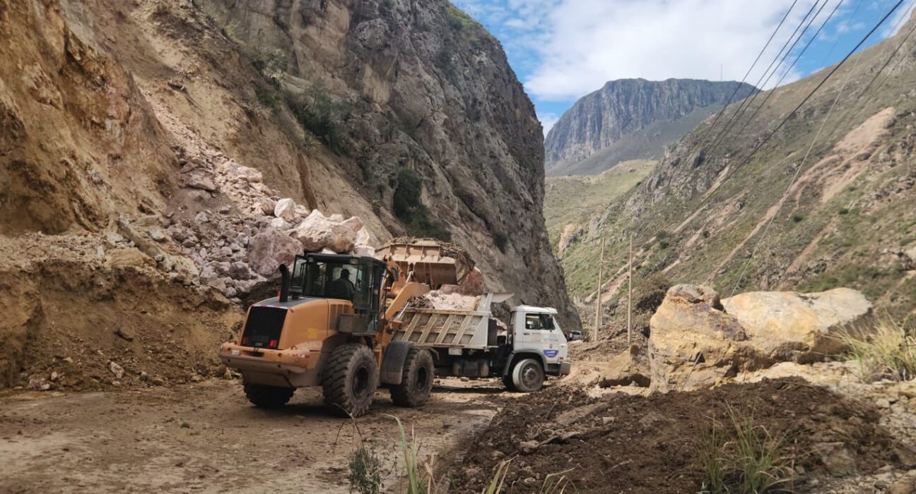 Vía Cuenca-Girón-Pasaje cerrada por deslizamientos