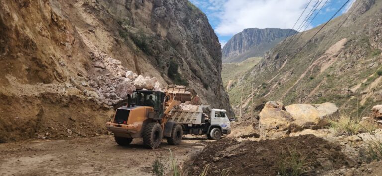 Vía Cuenca-Girón-Pasaje cerrada por deslizamientos