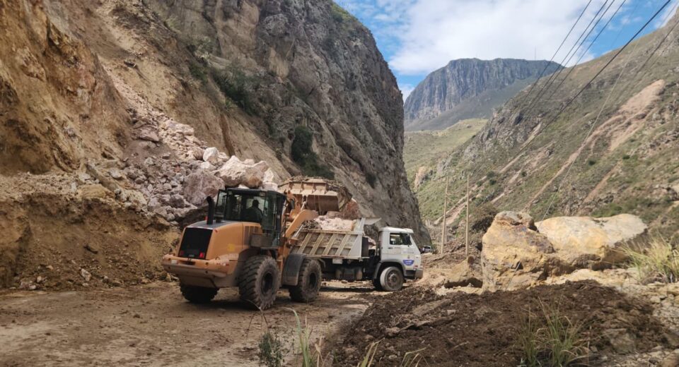 Vía Cuenca-Girón-Pasaje cerrada por deslizamientos