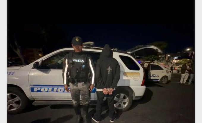 Detienen a dos hombres con presunta granada en Quito