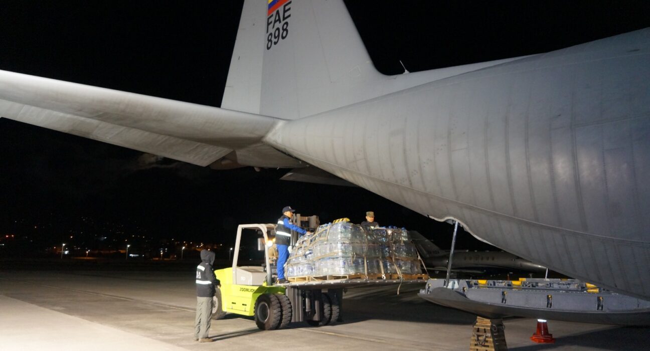 Ecuador envía primer vuelo humanitario a Venezuela
