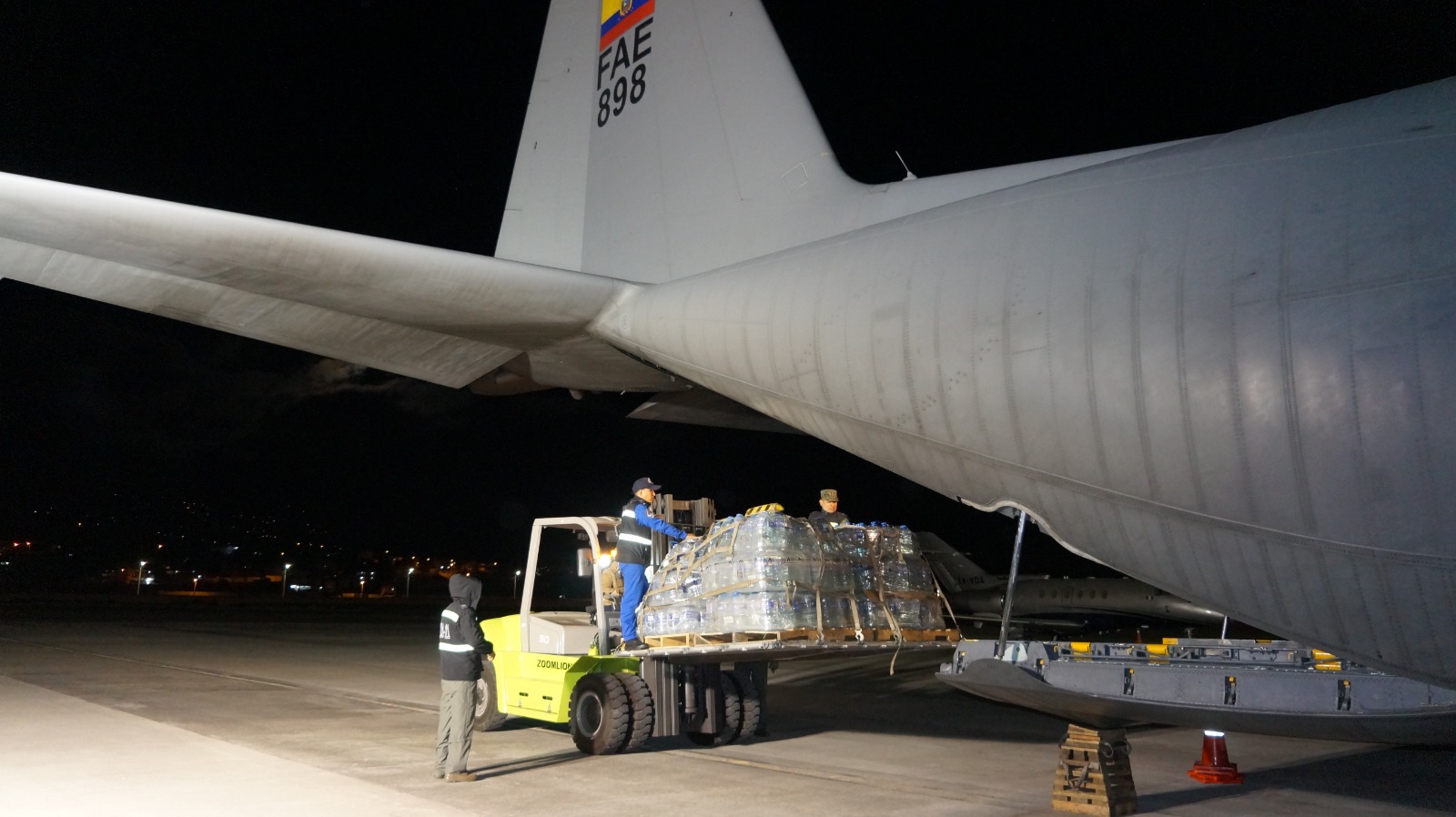 Ecuador envía primer vuelo humanitario a Venezuela
