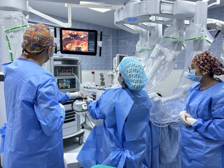 Hospital Eugenio Espejo suma 60 cirugías robóticas especializadas