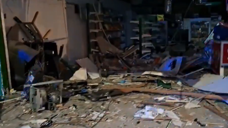 Explosión destruye farmacia y cajero en Babahoyo