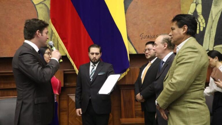 Asamblea posesiona nuevos vocales suplentes del Cpccs
