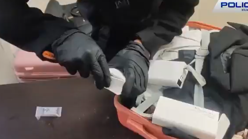 Policía incauta cocaína oculta en equipaje en aeropuerto de Quito