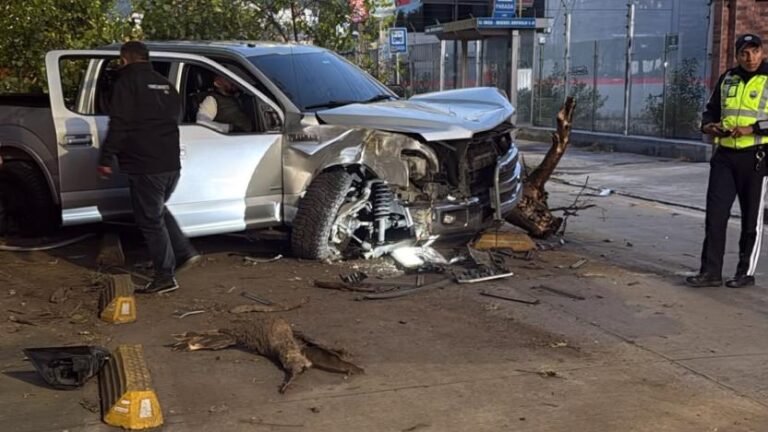 Quito: tres heridos tras choque de camioneta contra un árbol