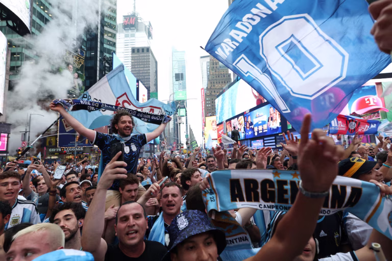 Miles de argentinos copan Times Square antes de la final del Mundial