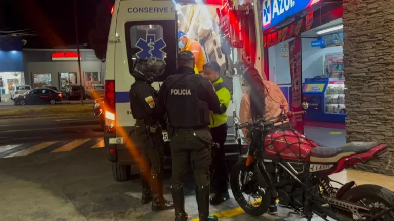 Hieren a policía durante asalto a gasolinera en Quito