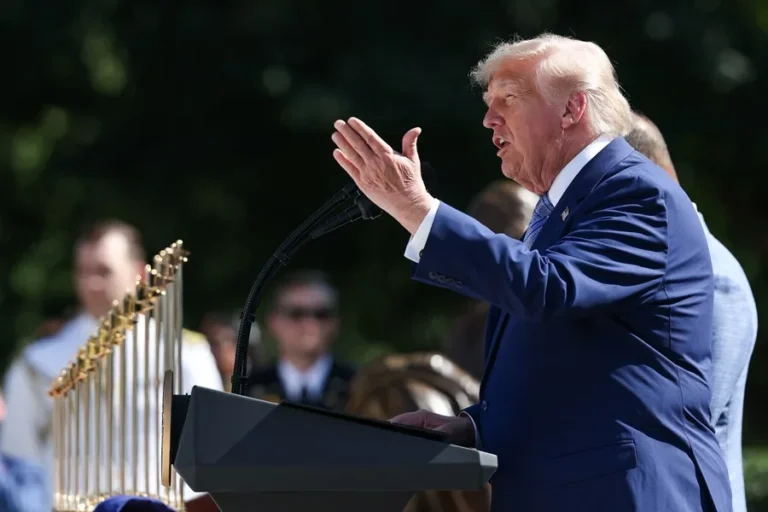 Trump impone nuevos aranceles de hasta el 12,5 % a 60 países