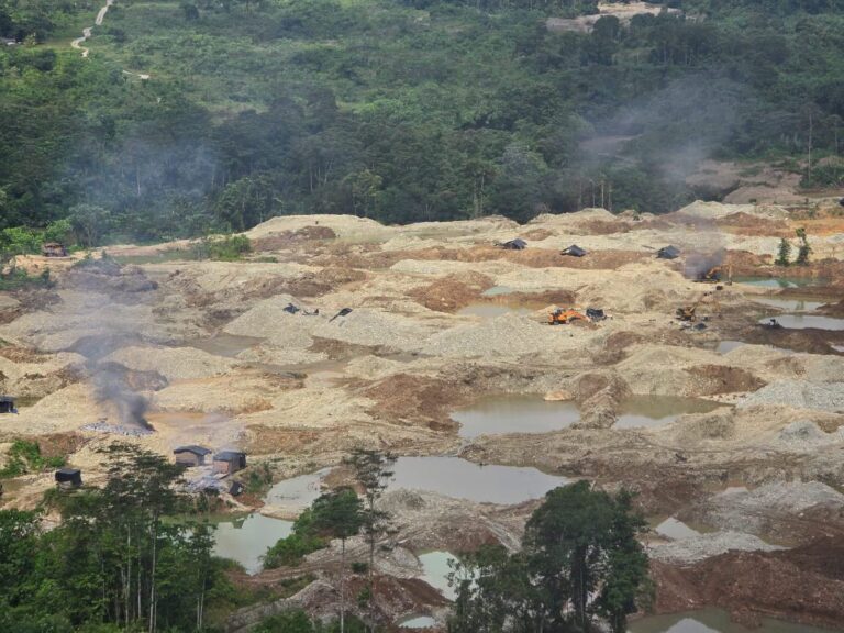 Militares destruyen campamentos de minería ilegal en Esmeraldas