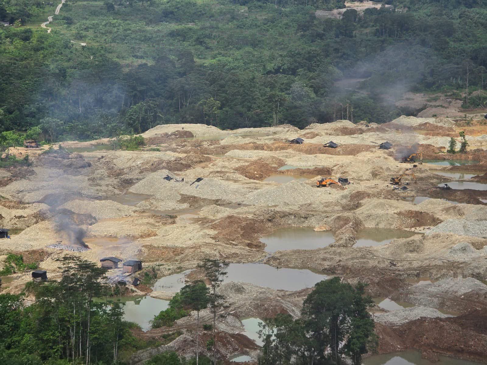 Militares destruyen campamentos de minería ilegal en Esmeraldas