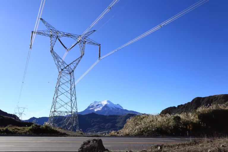 Colombia reanudará venta de energía a Ecuador en próximos días