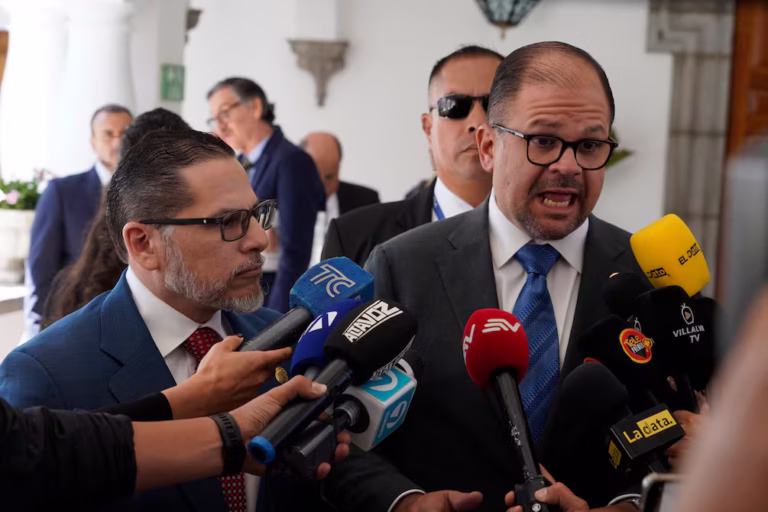 Gobierno desplegará agentes de Inteligencia para depurar hospitales públicos
