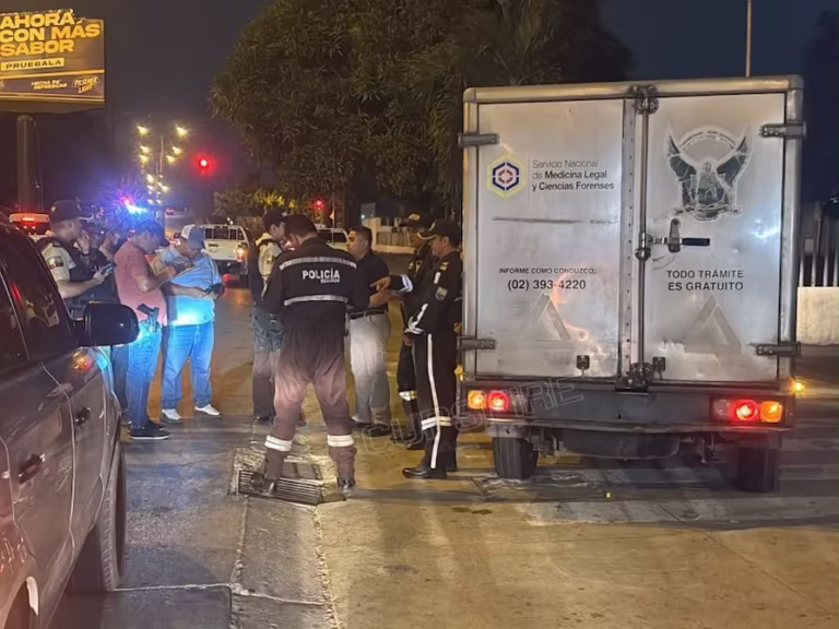 Hombre es hallado muerto frente a morgue de Guayaquil