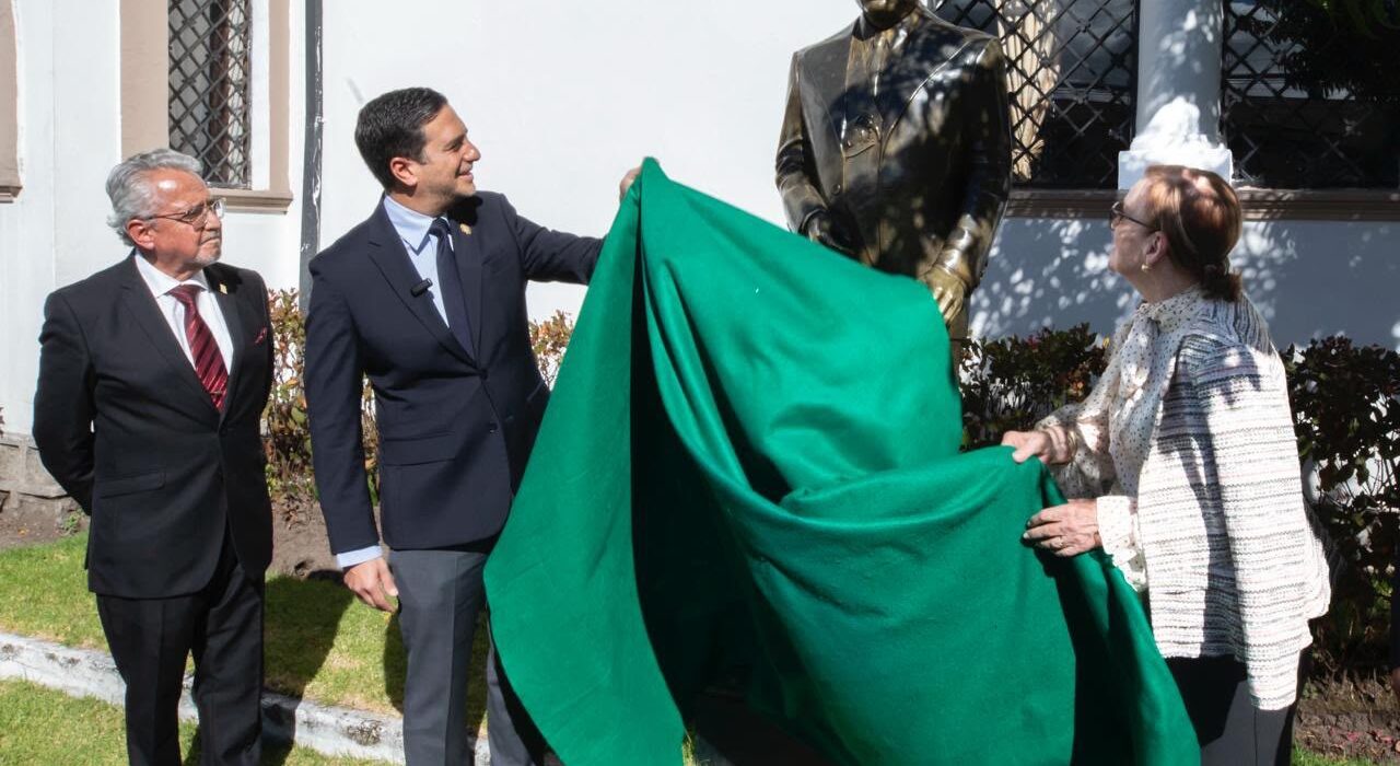 Cancillería devela estatua de Galo Plaza Lasso en Academia Diplomática