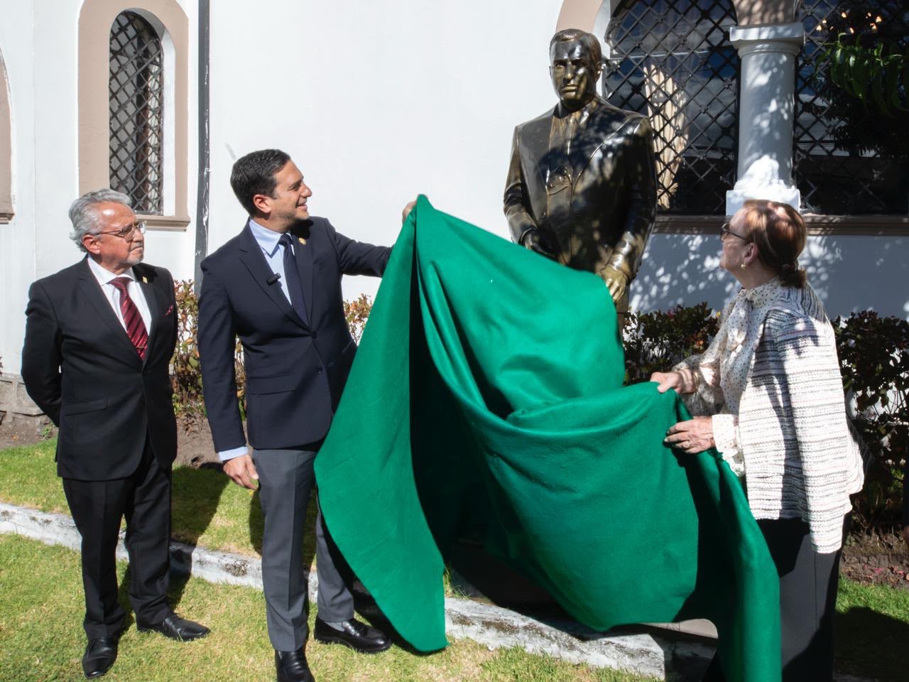 Cancillería devela estatua de Galo Plaza Lasso en Academia Diplomática