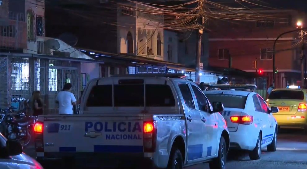 Hombre muere por bala perdida durante balacera en Guayaquil