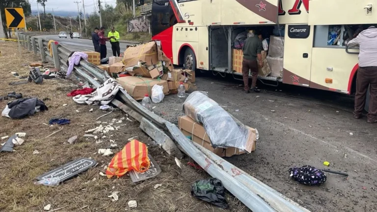 Dos muertos y 15 heridos tras siniestro en vía Cuenca-Azogues