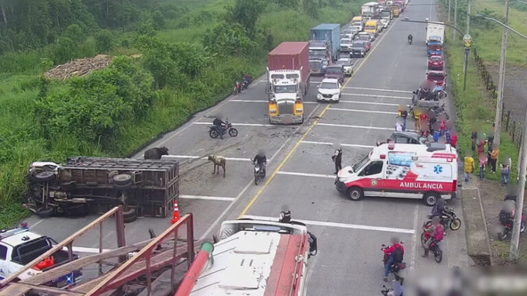 Siniestro de tránsito en vía a Quinindé deja cuatro muertos