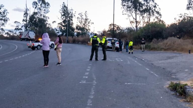 Hombre es hallado muerto en avenida Simón Bolívar, en Quito
