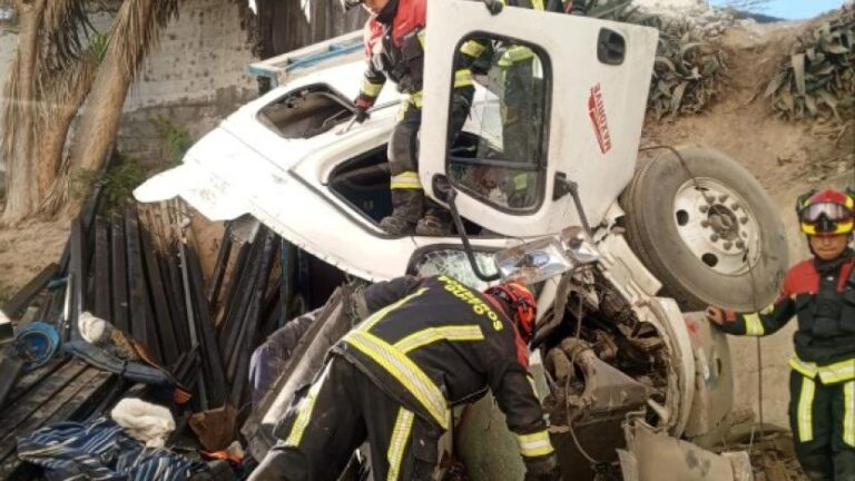 Tráiler se estrella contra fábrica en Guayllabamba, hay cuatro heridos