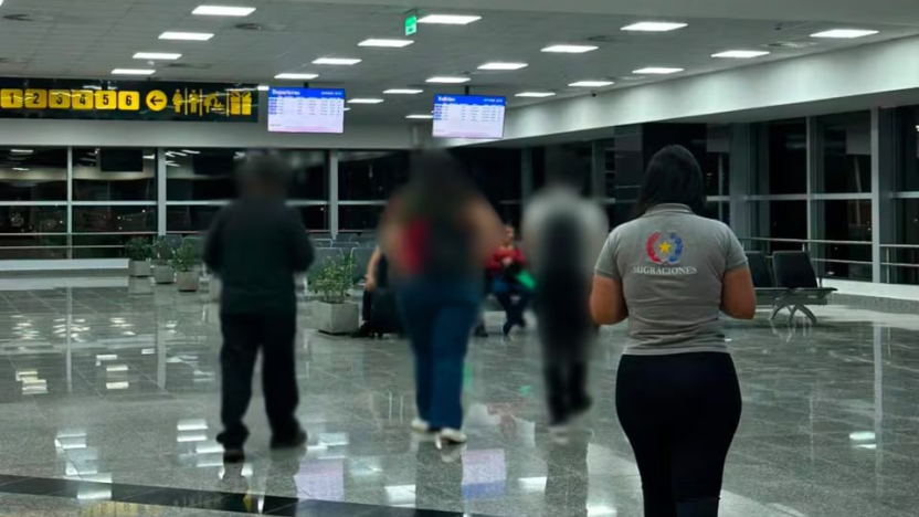 Paraguay recibe a 23 ecuatorianos deportados desde EE.UU.