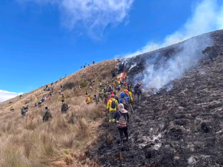 Cotacachi activa Puesto de Mando por incendio que arrasa 600 hectáreas