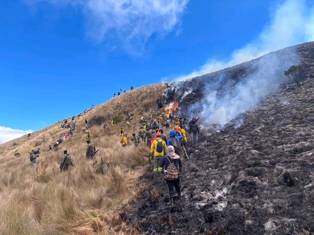 Cotacachi activa Puesto de Mando por incendio que arrasa 600 hectáreas