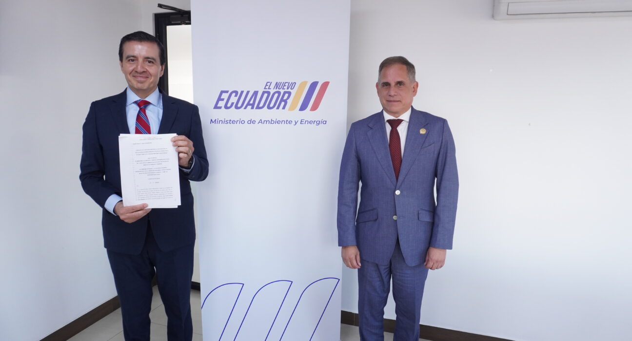 Ecuador firma contrato para explorar bloque petrolero en Sucumbíos