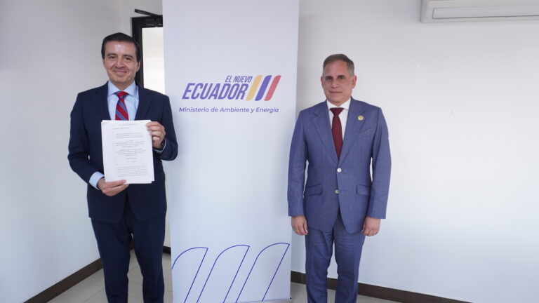 Ecuador firma contrato para explorar bloque petrolero en Sucumbíos