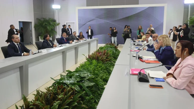 Gobierno y oposición venezolana retoman diálogo en Caracas