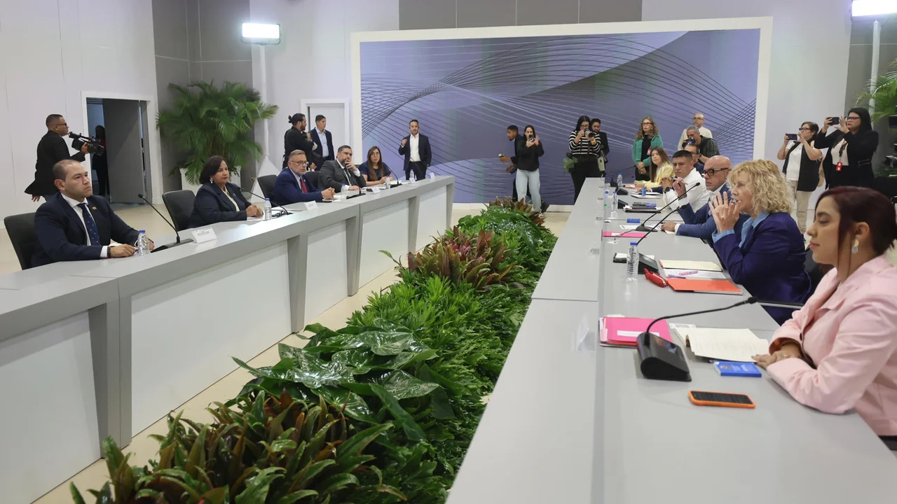 Gobierno y oposición venezolana retoman diálogo en Caracas