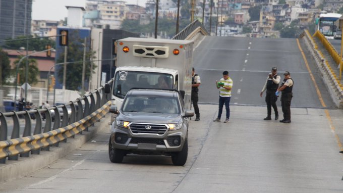 Guayaquil: hombre es asesinado sobre puente de avenida Pedro Menéndez