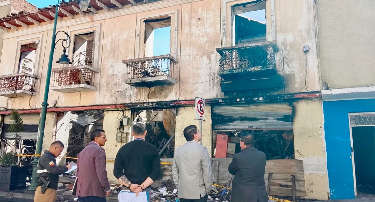 Fiscalía investiga incendio que afectó inmuebles en Riobamba