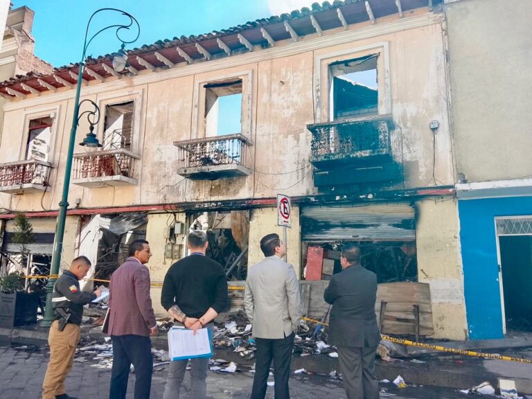 Fiscalía investiga incendio que afectó inmuebles en Riobamba